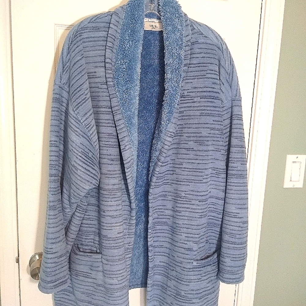 Luxurious soft fleece bed jacket by Hue. Looks new. Size L/XL.